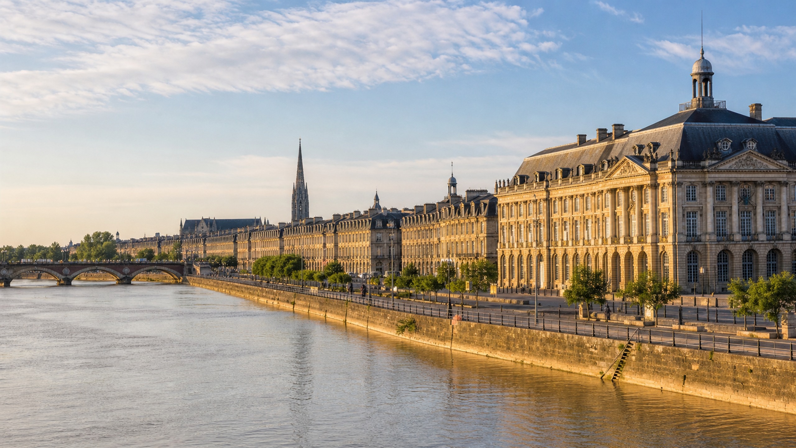 Bordeaux Garonne quays image for city tour planning