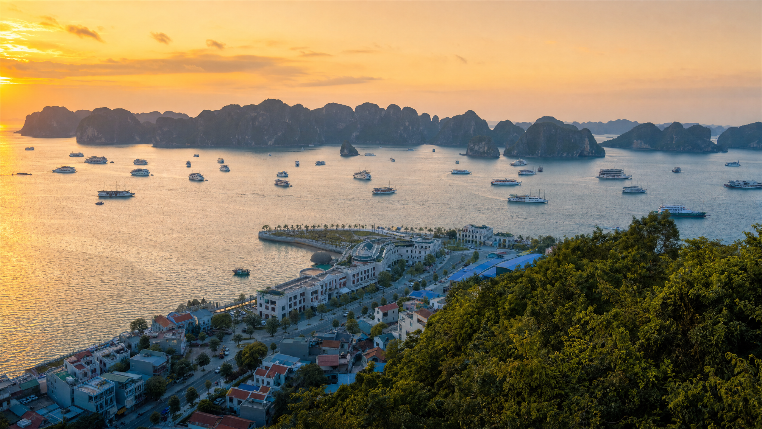 Ha Long Bay planning image for local highlights, cultural context and Vietnam route planning